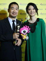 组图：金像奖得主后台秀奖杯 与小新合影