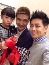 组图：林志颖坐飞机巧遇森碟 温馨互动似家人