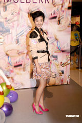 幻灯图集：乐基儿熊黛林等名模为服饰发布会走秀