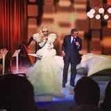 组图：LadyGaga天鹅白裙献唱白宫