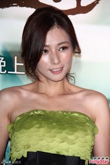 组图：陈怡蓉爆乳短裙坦言喜欢刺激床戏