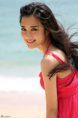 组图：李依晓拍摄海滨风情写真 长裙显动人之姿