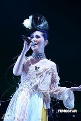 组图：杨千嬅澳门开唱劲歌热舞 老公丁子高撑场