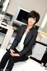 组图：桂纶镁拍写真黑衣黑裤出镜中性风显帅气