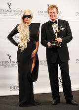 组图：Lady Gaga身着怪异镂空裙助阵国际艾美奖