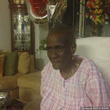 组图：蕾哈娜发与祖母合影纪念亲人过世