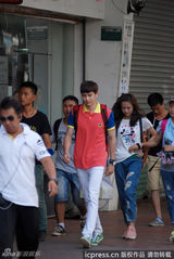 组图：尼坤休闲装厦门赶拍电视剧 粉丝求见真容