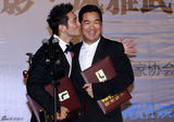 组图：金鸡百花节颁奖礼后台 众星亲吻奖杯