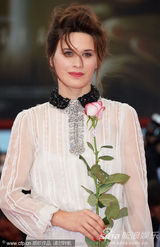 组图：《大师》首映 超模卡特尼露背亮相派香吻