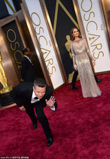 组图：皮特牵手朱莉情侣装亮相 秀恩爱全场轰动