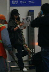 组图：汤唯返京现身机场 风衣仔裤有文青范儿