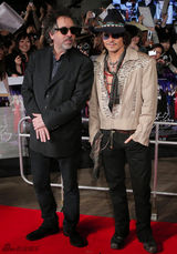 组图：《黑影》东京首映 巴顿携手德普亮相造势