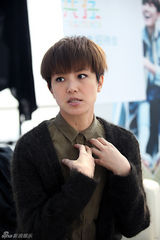 组图：何韵诗中性风帅气写真 曾欲退出歌坛