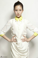 组图：温心干练马尾女大玩清纯复古风