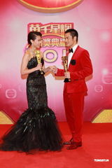 组图：胡杏儿郑嘉颖分获最喜爱男女角色后台庆祝