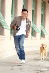 明道与猫狗亲密互动 现实中希望保有隐私权(图)