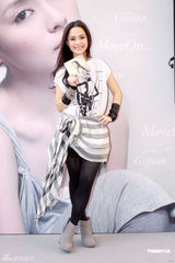 组图：阿娇被问玉照反应大 称要随时间“放低过去”