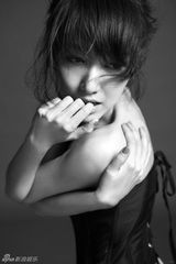 组图：高露黑白影像写真彰显文艺气质