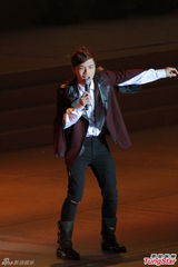 组图：张智霖重临福地 吴雨霏拒提旧受余文乐