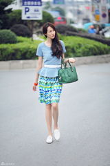 组图：韩雪时尚街拍演绎混搭一衣多穿