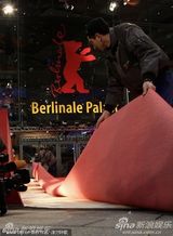 高清组图：柏林电影宫外忙碌不停 工作人员紧张布置