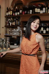 组图：万绮雯橙色连衣裙亮相 笑容甜美气质妩媚