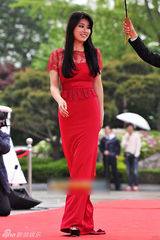 组图：秀智大红修身长裙亮相 浓妆显成熟