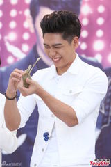 组图：汪东城蔡旻佑台北为电视原声带签唱