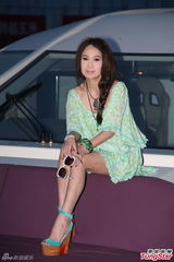 组图：温碧霞封胸秀香肩长腿 为贫困儿筹款