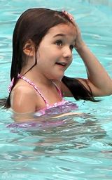 组图：克鲁斯爱女苏瑞游水出水芙蓉 凯蒂暴瘦