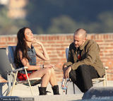 幻灯图集：梅根婚后MV处女秀 与男星浪漫接吻