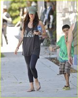 幻灯图：梅根-福克斯裸背露内衣 老公拎包陪逛街