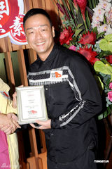 组图：陈志云王喜香港合开新店 倡导素食注意