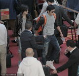 组图：陆毅鲍蕾打扮默契 机场出行牵手秀恩爱