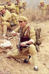 组图：《智取华山》杀青 保剑锋首演军人一圆儿时梦