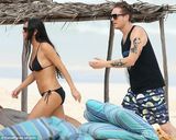 组图:51岁黛米-摩尔新欢曝光 亲密咬耳激情难挡