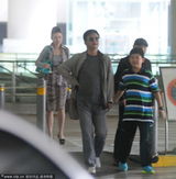 组图：朱军带爱子现身机场 一家三口幸福出游