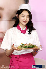 组图：韩歌手姜敏京靓装出席某饮品促销活动