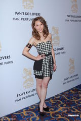 组图：陈法拉回美国度圣诞 陈茵薇力挺陈豪新剧