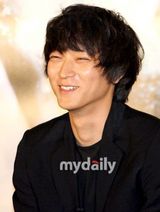 组图：姜东元高修宣传显型男本色 现场大秀兄弟情深