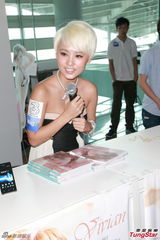 组图：Vivian罗彩玲现身书展签名会 大秀事业线