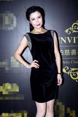 组图：荆希西助阵慈善拍卖 简约黑裙凸显气质