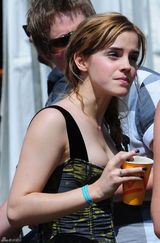 高清图：艾玛-沃特森热裤亮相音乐节 不慎走光