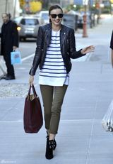 高清组图：米兰达-可儿街拍机车夹克搭配条纹衫