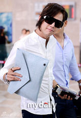 组图：韩星张根硕赴日宣传 戴发夹着装个性