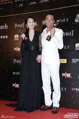 组图：新科影帝影后梁家辉杨千嬅后台亲密贴面