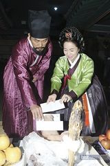 组图：白成铉含恩静等出席《仁粹大妃》祈愿仪式