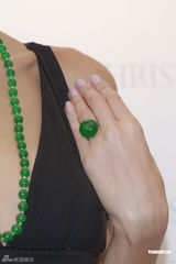 组图：Lisa S展示粉红圆钻不慎跌落笑言赔不起