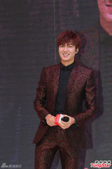 组图：李敏镐中国出席活动 嘟嘴吐舌狂卖萌