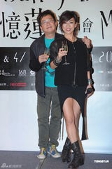 组图：林忆莲香港演唱会落幕 首度表演吉他弹唱